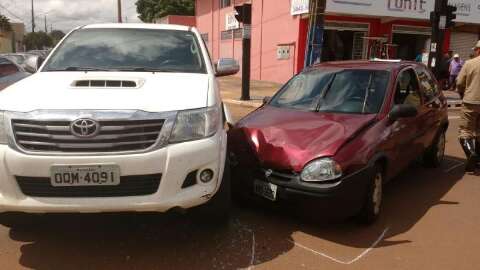 Acidente envolvendo Hilux e Corsa deixa 3 feridos na tarde desta segunda-feira