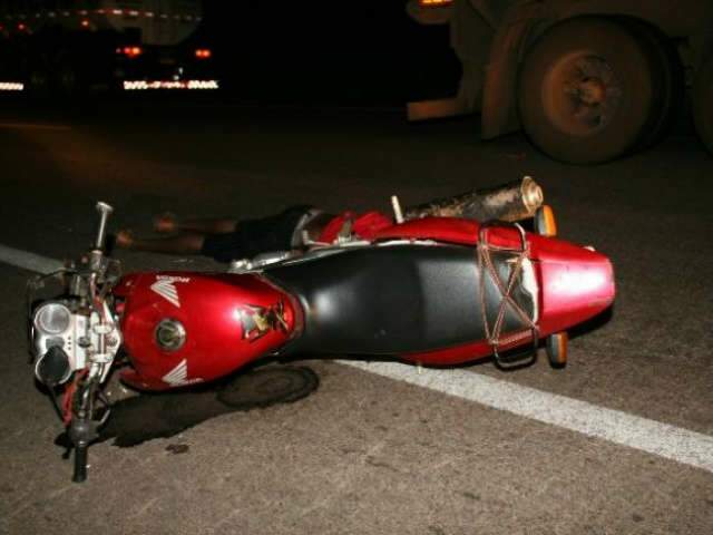  Motociclista morre ao bater em traseira de caminh&atilde;o na BR-163