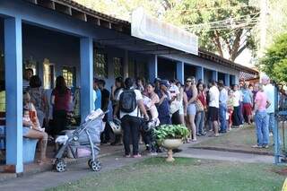 Apesar da vacina acabar em várias unidades, pessoas ainda esperam na fila para serem imunizadas. (Foto: Marcos Ermínio)