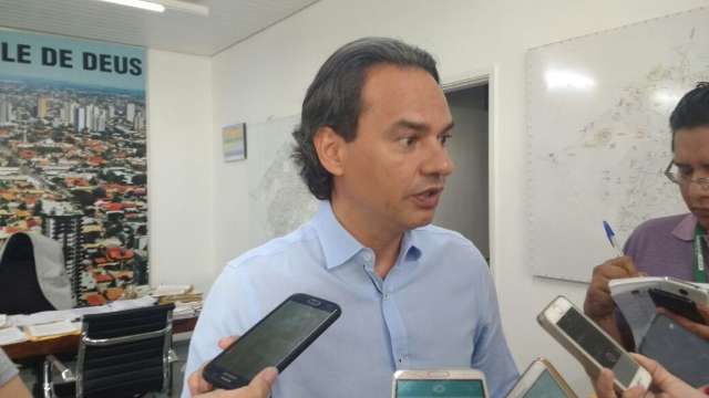 Prefeitura troca exig&ecirc;ncia de pintura por l&acirc;mpadas de LED nos terminais 