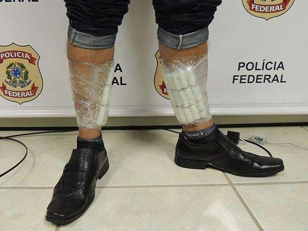 Homem &eacute; preso tentando embarcar com coca&iacute;na presa ao corpo em voo para SP