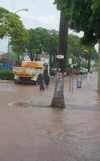 Rua alagada ontem durante temporal no município. 