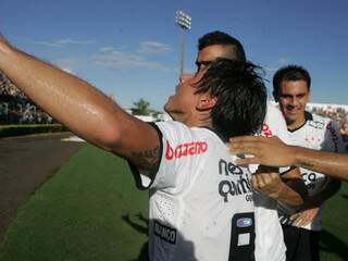 Atacante William comemora com a torcida após marcar primeiro gol do Corinthians. (Foto: Folha Press)