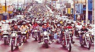 Foto mostra mais de 8 mil motociclistas na 14 de Julho, em uma das edições do Moto Road. (Foto: Roberto Higa)