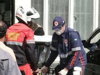 Bombeiros e Samu atendendo uma das vítimas baleadas (Foto: Marcos Ermínio) 