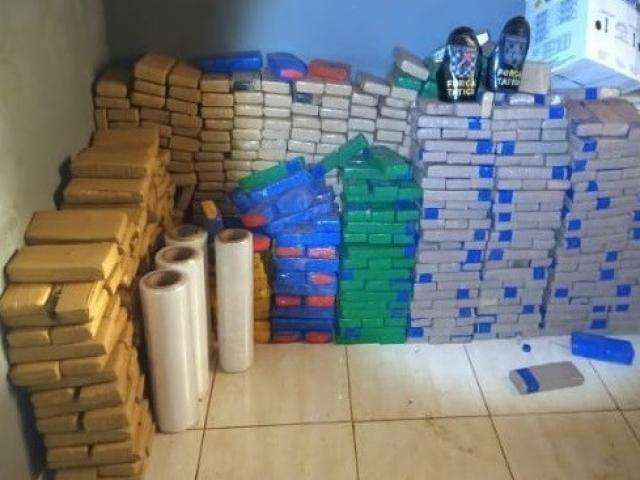 Mulher &eacute; presa com caminhonete roubada e 2 toneladas de maconha na Capital 