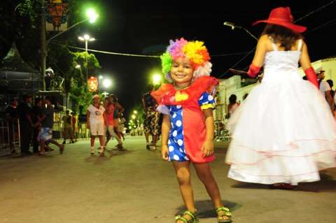 Carnaval é tempo de reencontro, estrear a fantasia e ser estrela na rua 
