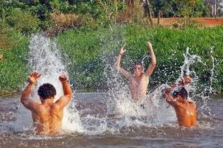 Adolescentes se refrescam em lagoa da Capital, que registra uma das semanas mais quentes do ano. (Foto:Marcos Ermínio)
