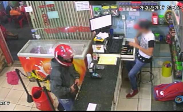 Durante jogo de futebol, bandido rende funcion&aacute;rio e rouba conveni&ecirc;ncia 