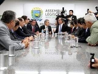 Deputados estaduais em reunião com o presidente da Unale, Kennedy Nunes (Foto: Assessoria/ALMS)