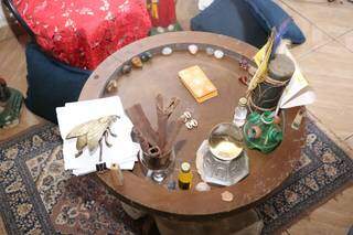 Mesa para o jogo de carta e de búzios (Foto: Paulo Francis) 