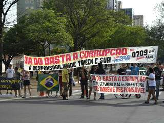 Protesto reuniu cerca de 150 pessoas. (Foto: Simão Nogueira)