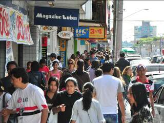 Consumidores lotaram as ruas do centro. (Foto: João Garrigó)