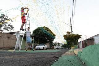 Moradores da Capital pintaram rua e colocaram bandeirinhas para ficar no clima da copa (Foto: Marcelo Victor)