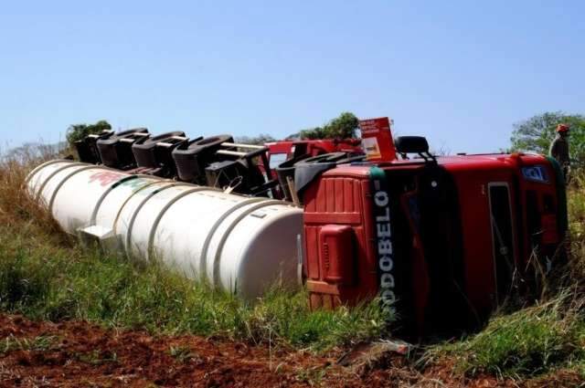 Barra de dire&ccedil;&atilde;o quebra e carreta com 40 mil litros de diesel tomba na BR-267