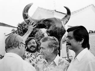 Canale com apoiadores, eleito senador em 1974. (foto: Roberto Higa)