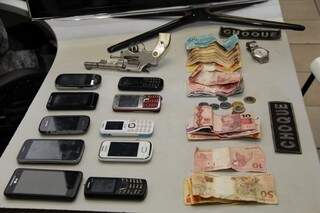 Com o grupo foi apreendido uma arma, dinheiro, e dezenas de celulares. (Foto: Marcos Ermínio) 