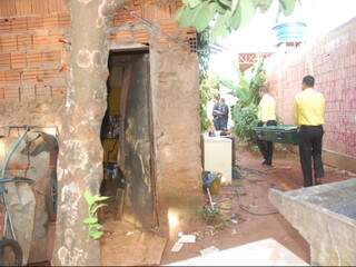 Autores arrombaram porta onde vítima estava morando. (Foto: Simão Nogueira)