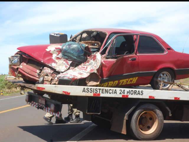  Carreta tomba ao bater em carro em zig zag e derrama 23 mil litros de gasolina