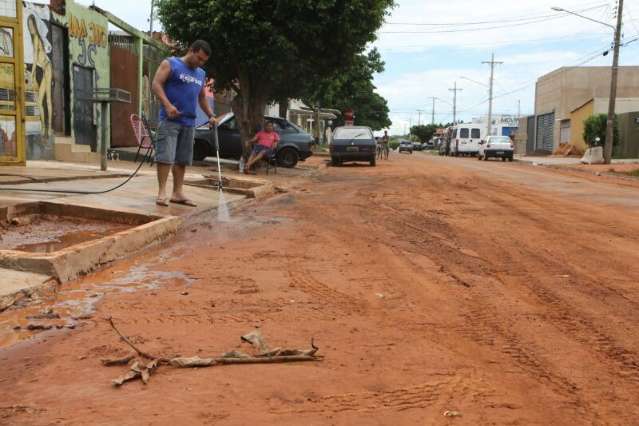 Moradores do Jockey Clube trocam almo&ccedil;o em fam&iacute;lia por limpeza de rua