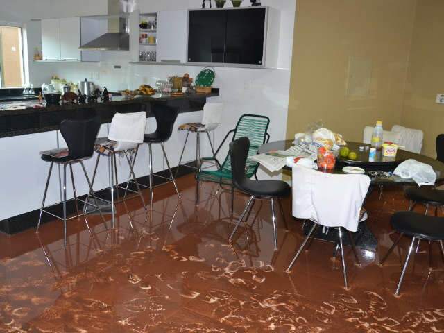  Cena incomum: enxurrada invade mans&atilde;o de 800 metros quadrados