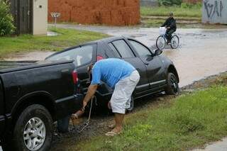 Carro atolado precisou ser &quot;rebocado&quot; por caminhonete. (Foto: Gerson Walber)