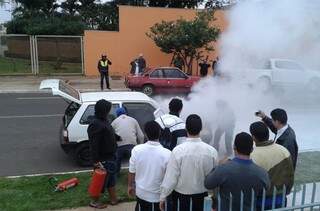 Populares ajudaram a controlar as chamas do carro (Foto: Estanislau Junior)