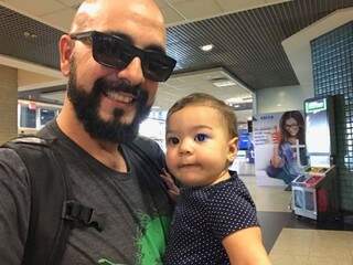 Júlia no aeroporto com o papai para mais uma viagem missionária. (Foto: Arquivo Pessoal)