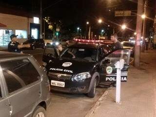 Policiais da Depac Centro estiveram no local investigando o caso. (Foto: Marcos Ermínio)