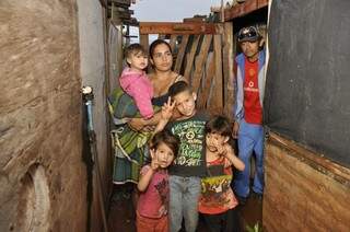 Há 9 anos com cadastro em busca de casa, Sônia desistiu de esperar, parou de pagar aluguel e foi morar em área invadida (Foto: Marcelo Calazans)