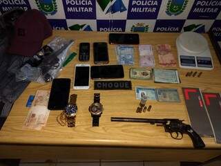 Documentos, armas, dinheiro e celulares apreendidos com o grupo (Foto: divulgação/Batalhão de Choque) 