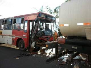 o ônibus colidiu na traseira do caminhão tanque. (Foto: Nova Notícias)