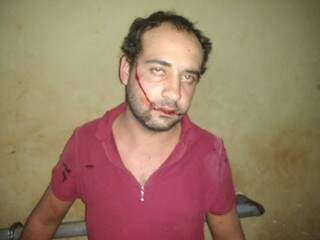 Bandido é linchado ao ser flagrado tentando furtar caminhonete de médico Bandido é linchado ao ser flagrado tentando furtar caminhonete de médico
