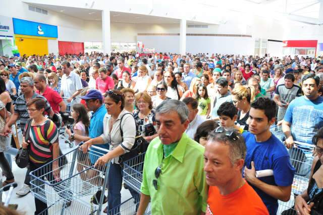  Comper inaugura novo Hiper Center com centenas de consumidores a espera