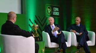 O presidente da CBF, José Maria Marin, ao centro, com Marco Polo Del Nero, no lançamento da Copa Verde esta tarde no Rio (Foto: Site da CBF)
