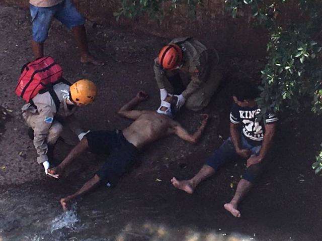 Homens caem em c&oacute;rrego durante suposta persegui&ccedil;&atilde;o a ladr&atilde;o