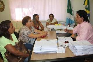 Prefeito de Naviraí com servidoras que foram a Brasília (Foto: Divulgação)