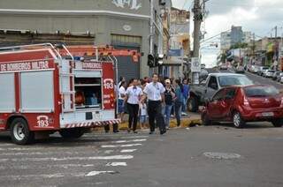 Colisão envolveu camionete, Sandero e moto. (Foto: Vanderlei Aparecido)