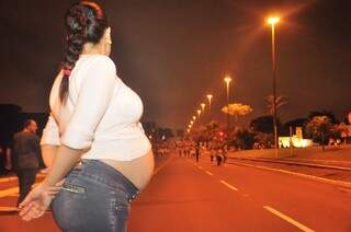 Mesmo com 7 meses de gravidez a professora veio para as ruas protestar (Foto: João Garrigó)