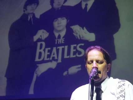 Fãs de Beatles celebram 60 anos do encontro de John Lennon e Paul McCartney 