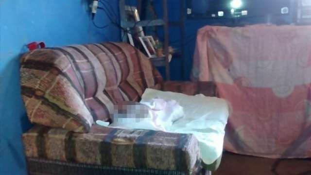 M&atilde;e acorda e encontra beb&ecirc; de 30 dias morto com sangue na boca