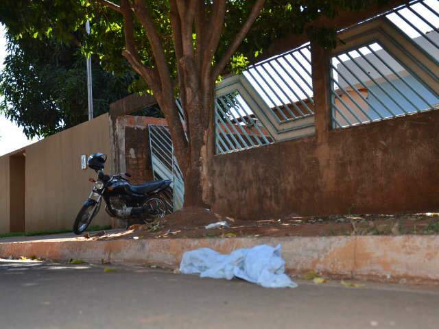  Jovem de 18 anos morre ap&oacute;s colidir moto em &aacute;rvore no Portal Caiob&aacute;