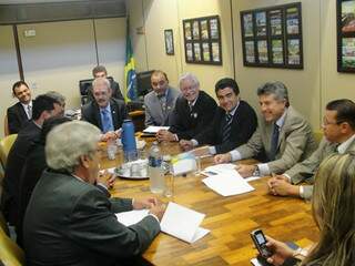 Prefeito Murilo Zauith, vereadores e secretários reunidos com deputados e senadores de MS, em Brasília. (Foto: Divulgação Assecom)