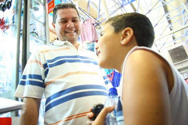 Compradores de &uacute;ltima hora lotam lojas de brinquedos no centro