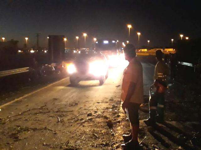 Depois de 4h30, manifestantes liberam pista, mas s&oacute; por 10 minutos