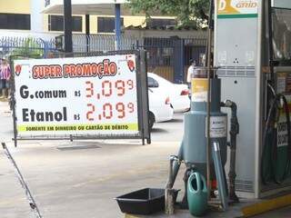 Alguns postos estão em &quot;promoção&quot; e vendem o combustível por R$ 3,09. (Foto: Marcos Ermínio)