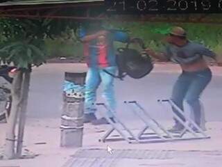 Mochila foi roubada com objetos importantes para trabalhador (Foto: Direto das Ruas)