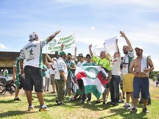 Torcedores do Palmeiras se reúnem em frente ao estádio. (Foto: João Garrigó)