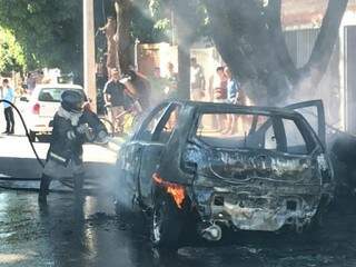 Bombeiros foram acionados para conter as chamas no veículo (Foto: Liniker Ribeiro)