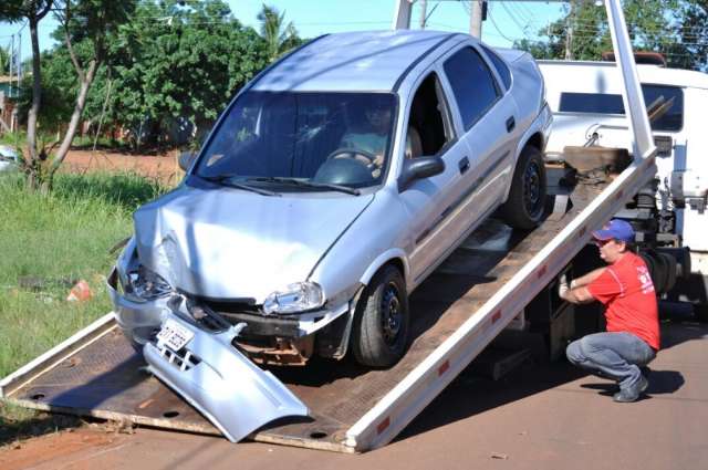 Em dois pontos diferentes, ve&iacute;culos batem em poste e &aacute;rvore na Capital